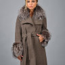 Пальто утепленное, ворот и манжеты из меха чернобурой лисы.