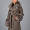 Пальто утепленное, ворот и манжеты из меха чернобурой лисы.