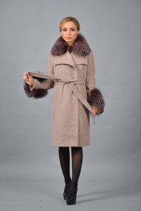 Пальто утепленное, ворот и манжеты из меха чернобурой лисы. 