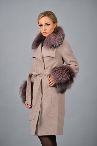 Пальто утепленное, ворот и манжеты из меха чернобурой лисы. 